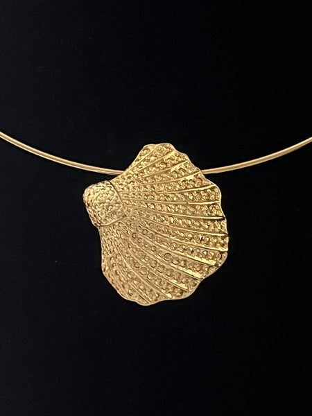 Shell Brooch/Pendant in Choker Wire